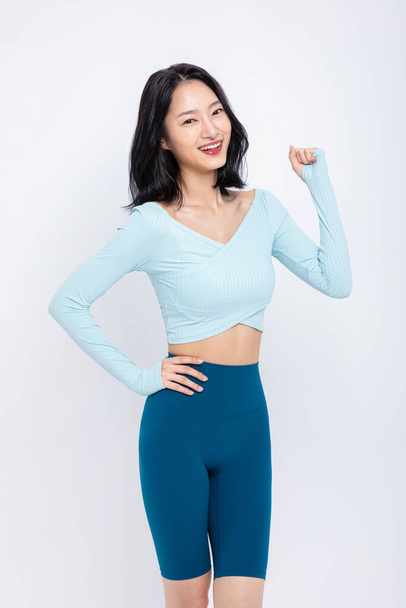 gezonde schoonheid concept foto van koreaanse aziatische mooie vrouw met de hand beweging - Foto, afbeelding
