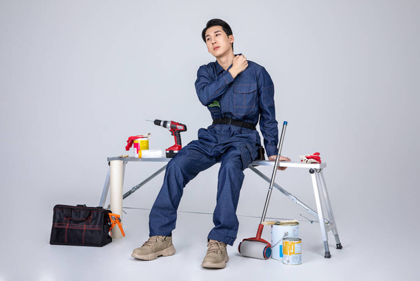millennials and gen z, korean asian young man, site staff struggling - Fotoğraf, Görsel