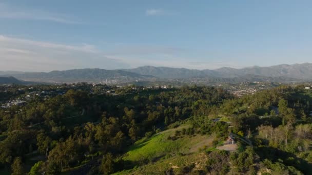 Vista aérea da natureza nos subúrbios, Árvores no parque e montanhas no fundo. Los Angeles, Califórnia, EUA. - Filmagem, Vídeo