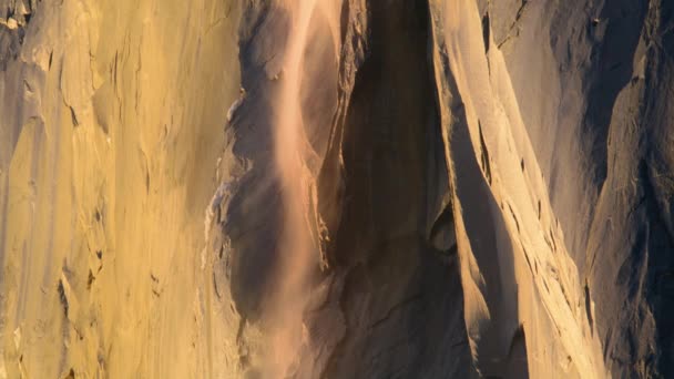 Spannender Blick auf den Schachtelhalmfall im Yosemite Nationalpark bei Sonnenuntergang, Kalifornien, USA. Nahaufnahme eines wunderbaren Yosemite-Feuerfalls auf der Felsformation El Capitan. Naturphänomen, 4k Filmmaterial - Filmmaterial, Video
