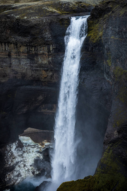 Pohled na slavný vodopád Haifoss na řece Fossa v blízkosti sopky Hekla. Cestujte na Island. Treking na Islandu. Koncept fotografování krajiny a cestování. - Fotografie, Obrázek