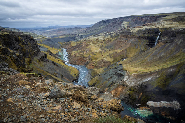 Вид на знаменитий водоспад Хайфосс на річці Фосса поблизу вулкана Хелла. Подорож до Ісландії. Похід по Ісландії. Концепція подорожей та ландшафтної фотографії. - Фото, зображення