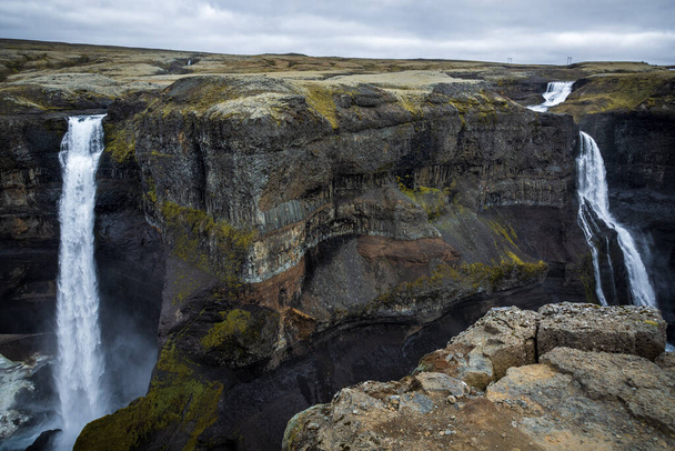 Vista de la famosa cascada Haifoss en el río Fossa cerca del volcán Hekla. Viajar a Islandia. Trekking en Islandia. Concepto de fotografía de viajes y paisajes. - Foto, imagen