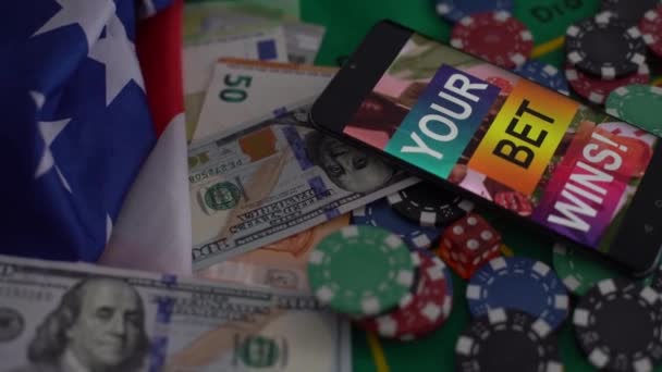 Mobiltelefon mit Wetten, Karten, Chips, Würfeln und Geld Dollar. Konzeptanwendung für Smartphone-Glücksspiel, elektronisches Casino online. Hochwertiges Foto - Filmmaterial, Video