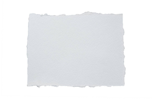 крупним планом білий рваний шматок паперу з копіспасом. рваний папір ізольований на білому тлі з відсічним контуром. - Фото, зображення