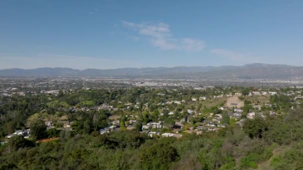 Luchtfoto panoramisch uitzicht op de grote stad op zonnige dag. Residentiële stedelijke buurt. Los Angeles, California, Verenigde Staten. - Video
