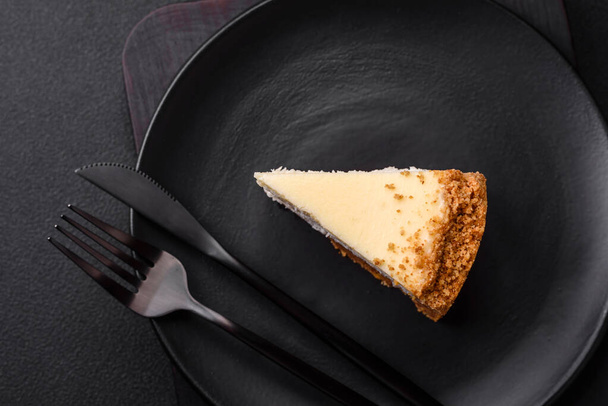 Beton kaplamalı lezzetli cheesecake keki. Lezzetli kahvaltı tatlısı - Fotoğraf, Görsel