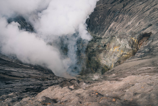 Gros plan du cratère de fumée volcan Bromo. Parc national de Semeru en Indonésie réservation volcanique - Photo, image