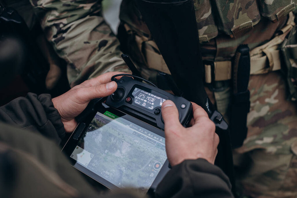 Egy csoport ukrán katona, akik táblagépet használnak a drón működtetéséhez. - Fotó, kép