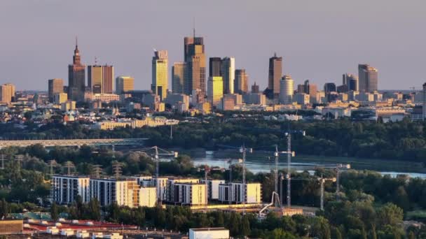 Luchtdrone uitzicht op de kruising van de snelweg in stedelijk bevolkt gebied, Warschau, Polen - Video