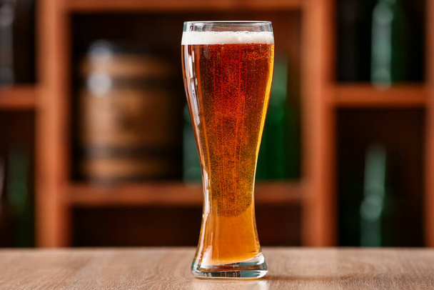 Стакан пива на столе в баре. Праздник Октоберфеста - Фото, изображение