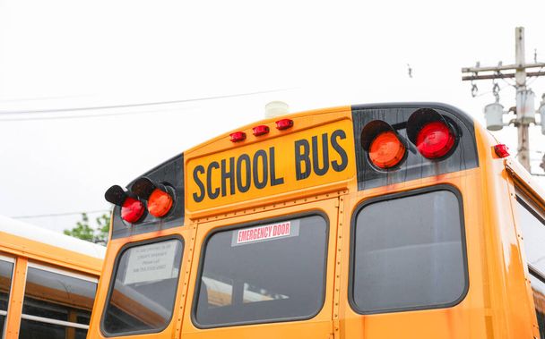 schoolbus in de stad - Foto, afbeelding