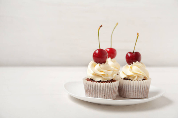 Levy maukkaita kirsikka cupcakes pöydällä - Valokuva, kuva