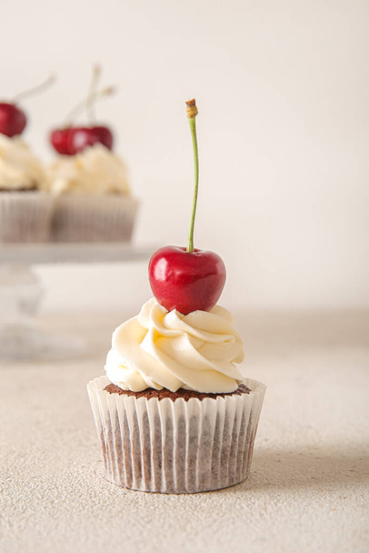 Chutné třešňové cupcake na světlém pozadí - Fotografie, Obrázek
