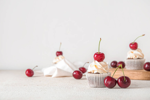 Chutné třešňové cupcake na světlém pozadí - Fotografie, Obrázek