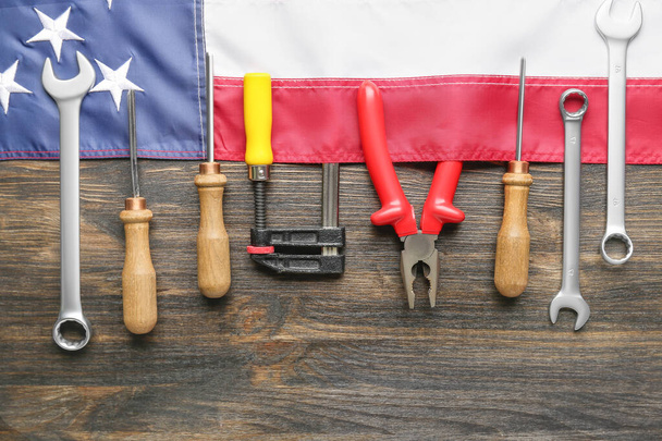 Composición con diferentes herramientas y bandera de EE.UU. sobre fondo de madera. Fiesta del Día del Trabajo - Foto, Imagen