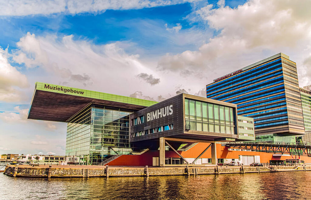 Ámsterdam, Holanda. 08 septiembre 2018. moderno centro de Ámsterdam, canales y puentes. Grandes edificios y pequeñas casas.hermosa ruta turística - Foto, imagen