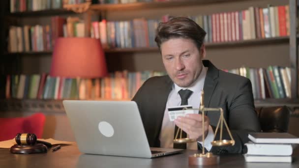 Avvocato maschio che fa shopping online sul computer portatile - Filmati, video