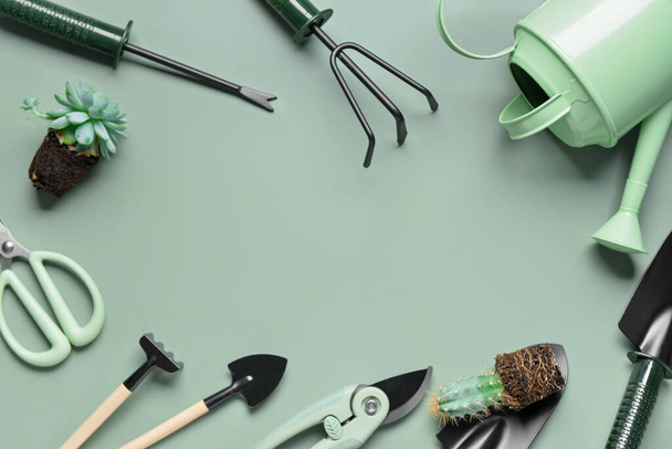 Marco hecho de diferentes herramientas de jardinería sobre fondo verde - Foto, Imagen