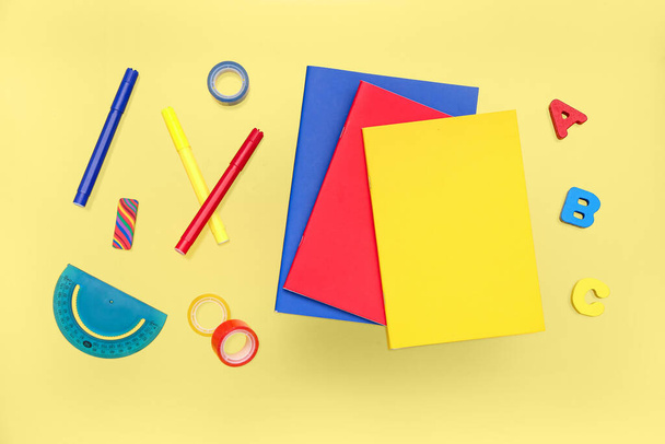 Cadernos com papelaria sobre fundo amarelo - Foto, Imagem