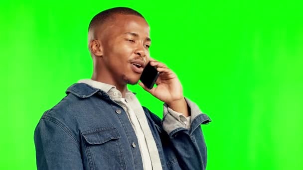 Μαύρος άνθρωπος, κλήση και πράσινη οθόνη με επικοινωνία, smartphone και συνομιλία με χώρο mockup. Άντρας που χρησιμοποιεί το τηλέφωνο, χαρούμενος με την συνομιλία και την τεχνολογία, σύνδεση και μιλώντας στο φόντο στούντιο. - Πλάνα, βίντεο
