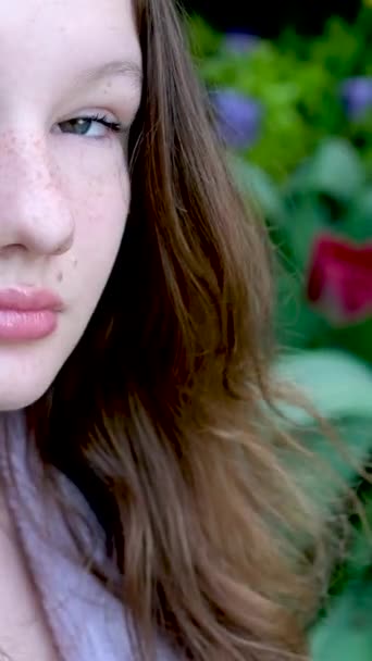 gyönyörű fiatal lány nő tinédzser tavasz szabadban gyönyörű medál a nyaka körül egy pillangó alakú Lila ruhák gyengéd make-up női természetes szépség  - Felvétel, videó
