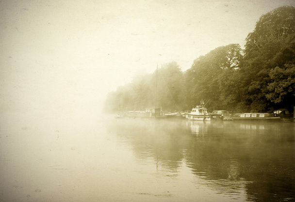 Mattina nebbia su un fiume
 - Foto, immagini