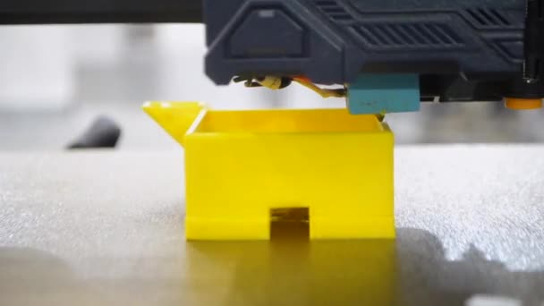 Impresión abstracta de objetos en impresora 3D con cierre de plástico fundido. Impresora 3D modelo de impresión de plástico fundido. Prototipado 3D. Diseño 3D. Tecnología de impresora aditiva. Nueva tecnología de impresión moderna - Imágenes, Vídeo