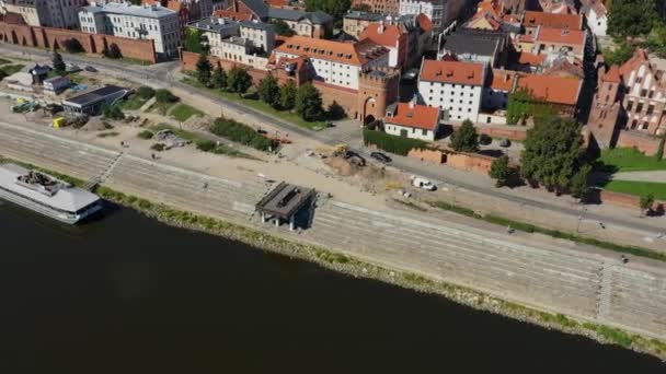 Vistula Nehri üzerindeki gezinti güvertesi Torun Promenada Nad Wisla Havacılık manzaralı Polonya. Yüksek kalite 4k görüntü - Video, Çekim