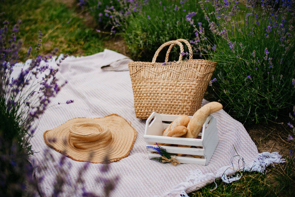 Provence-i háttér. Piknik a levendulamezőn - Fotó, kép