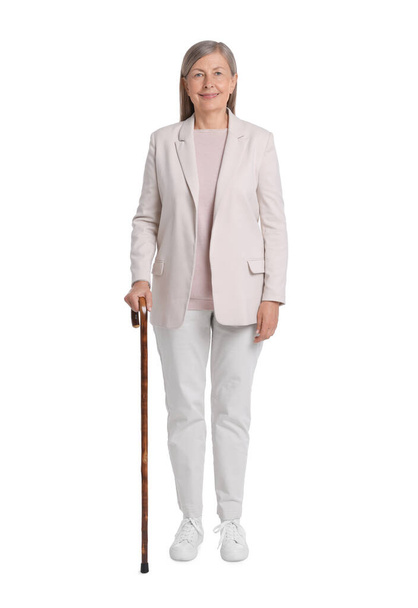 Senior vrouw met wandelstok op witte achtergrond - Foto, afbeelding