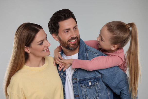 Retrato de familia feliz sobre fondo gris claro - Foto, imagen