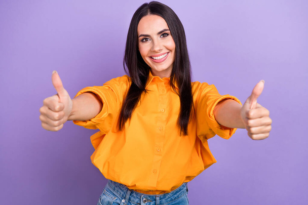 Photo of young successful businesswoman wear orange shirt thumbs up recommendation hiring you alright isolated on purple color background. - Foto, Imagem