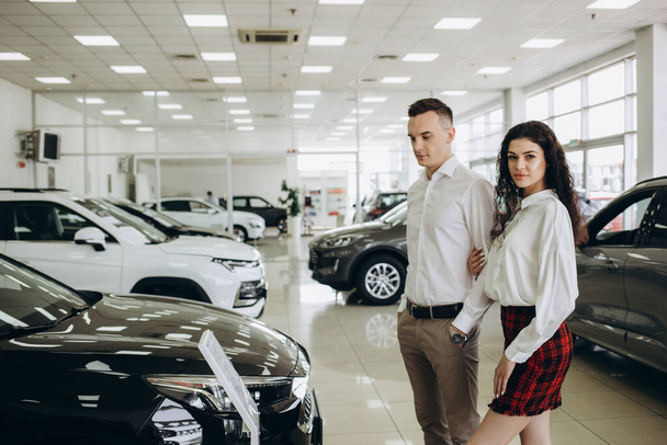 Young couple buying a car - Foto, Imagen