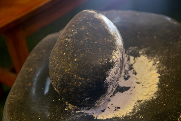 Peruwiański kamień wypełniający lub maray to lityczny obiekt używany do mielenia jedzenia w Peru. - Zdjęcie, obraz