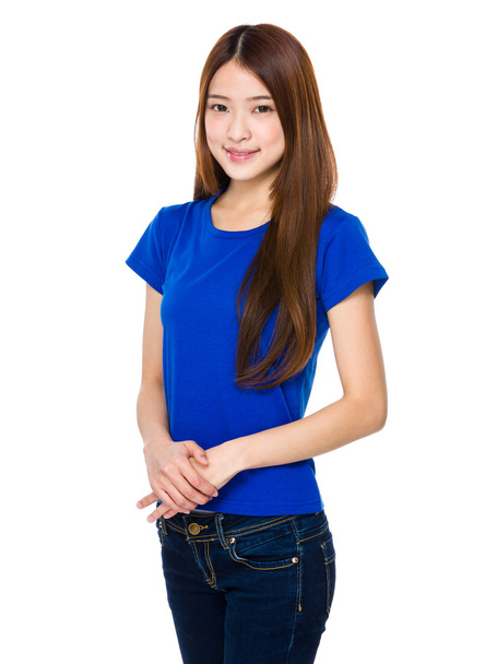 Asiatin im blauen T-Shirt - Foto, Bild