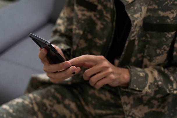 Soldat militaire américain Smart Phone Espionnage. Cyberguerre. Photo de haute qualité - Photo, image