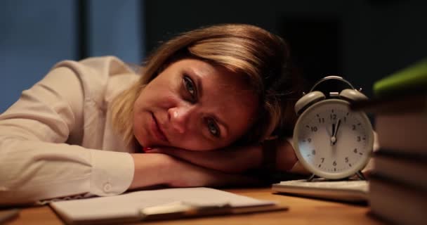 Geceleri ya da akşamları ofiste uyuyan yorgun genç iş kadını. Fazla mesai ve zaman yönetimi - Video, Çekim