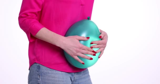 Žena drží balón nafouklý. Flatulence pocit nadýmání a distenze břicha - Záběry, video