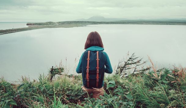 Hiker woman standing on hill - Zdjęcie, obraz