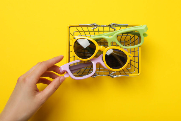 Zonnebril, gekleurde bril in de winkelwagen - Foto, afbeelding