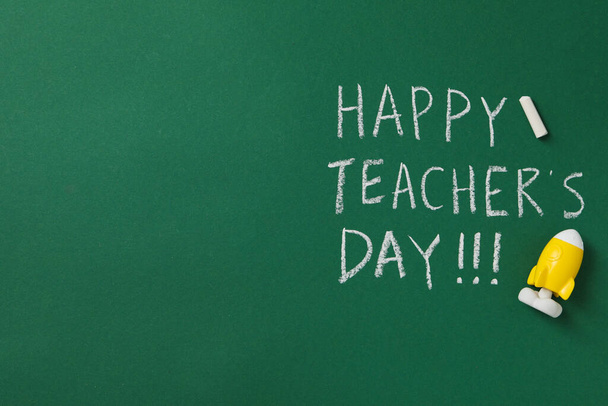 С Днем учителя поздравления, надпись на зеленой доске - Фото, изображение