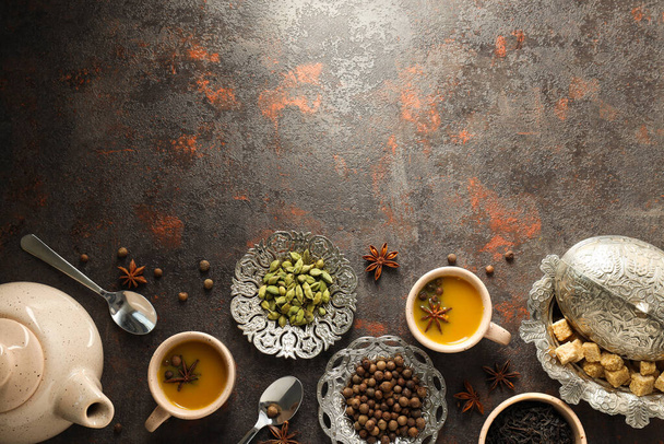 Παραδοσιακό ινδικό ζεστό ρόφημα με γάλα και μπαχαρικά - Masala τσάι - Φωτογραφία, εικόνα