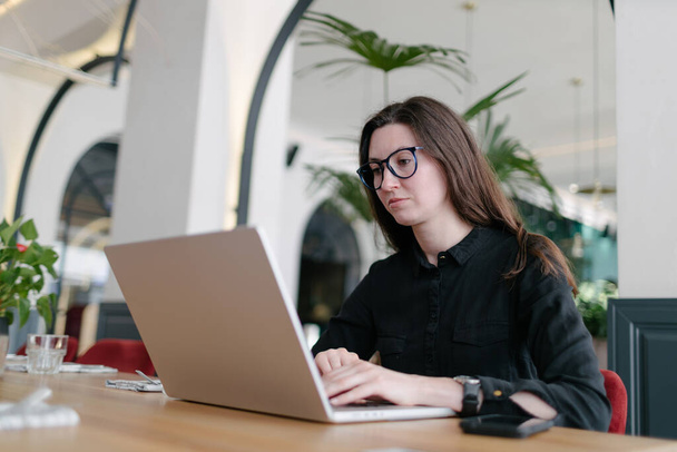 Business woman using laptop - Foto, afbeelding