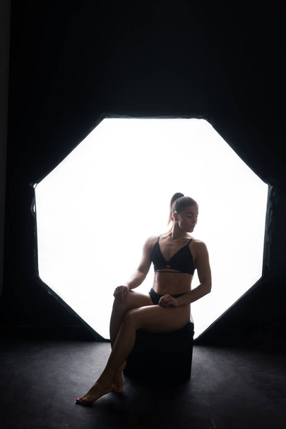 Weibliche Silhouette in einer Dessous. Junge schlanke, verführerische Frau mit Sport-Fitness-Körper - Foto, Bild