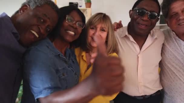 Homem negro sênior selfie e sorria com os amigos em casa, se divertindo e se unindo. Retrato, aposentadoria e rosto de um grupo de pessoas multirraciais felizes e idosas tirando fotos ou fotos nas mídias sociais. - Filmagem, Vídeo