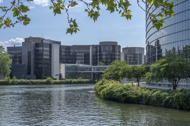 Страсбург, Франция - 06 26 2023: Страсбург: вид на Дворец Европейского парламента и ворота в Европейский омбудсмен от реки l 'Ill - Фото, изображение