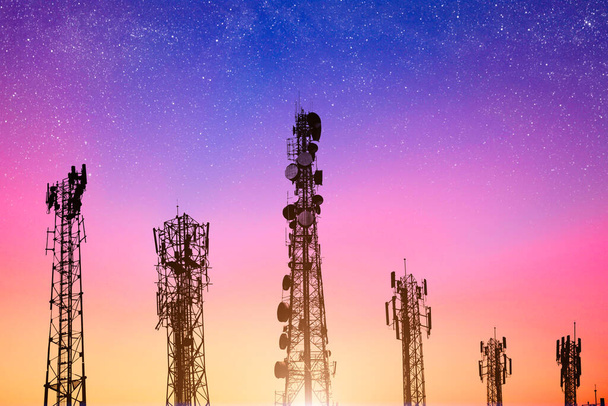 Wieże komunikacyjne na niebie zmierzchu, zasilanie sieci 4G i 5G. różnorodność sieci komórkowej sylwetka na tętniącym życiem porannym niebie. - Zdjęcie, obraz