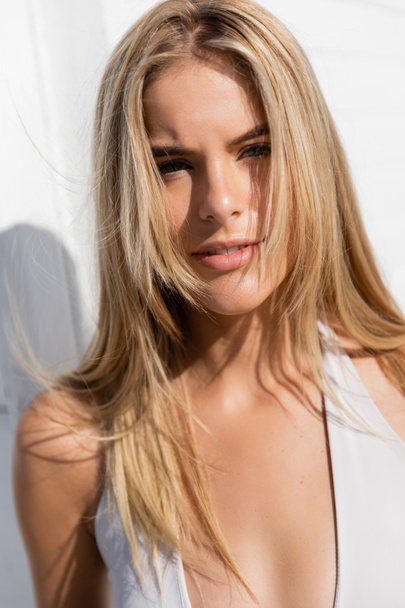 Nuori, kaunis blondi nainen kauniisti poseeraa Miami Beachilla, pitkät hiukset virtaavat tuulessa. - Valokuva, kuva
