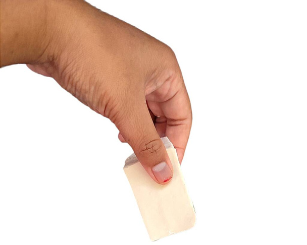 hand holding a piece of paper on white background - Φωτογραφία, εικόνα